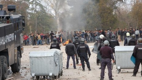 Разселват 400 от бежанците бунтовници в Любимец