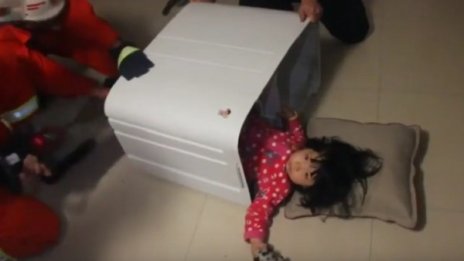 2-годишно китайче се заклещи в... пералнята! 