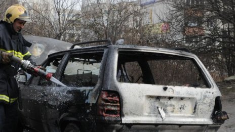 В пламъци: Кола се възпламени в "Люлин"