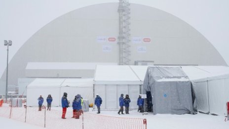 Ново защитно съоръжение над стария саркофаг в Чернобил