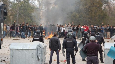 Агресивните бежанци &ndash; вън. Подходящите... може!