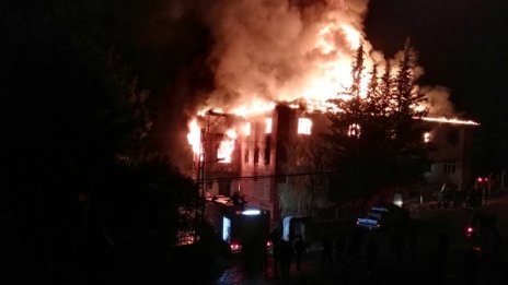 13 души загинаха при пожар в интернат в Турция