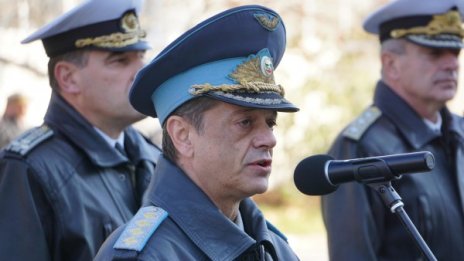 Ген. Попов изненада неприятно депутатите с оставката си