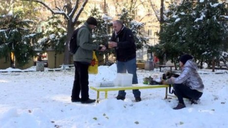 Ресторантьор постави хладилници на улицата за... бедните