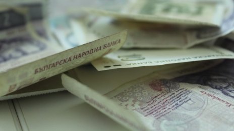Мъж хвърли 4600 лв. през балкона на ало апаши