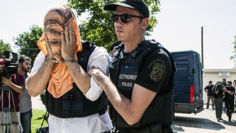 Гръцки съд разреши връщането на трима военни в Турция 