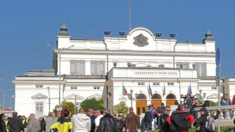 Жива верига около парламента готвят хора с увреждания 