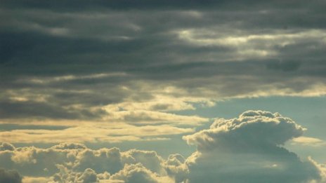 Времето днес: Силен вятър носи облаци и студ