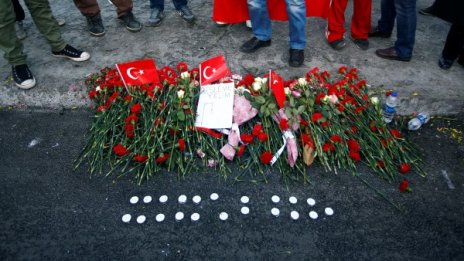 Растат жертвите на терора в Истанбул, вече са 39
