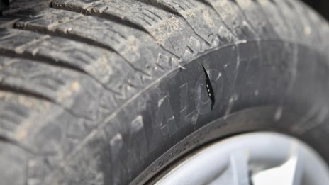 Алея на вандалите: Нарязаха гумите на 10 коли във Враца