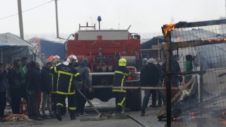 Пожар взе жертва в център за мигранти край Париж