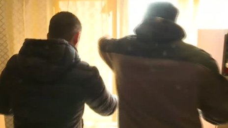Описване на щетите: Фирми взимат размери за прозорци в Хитрино