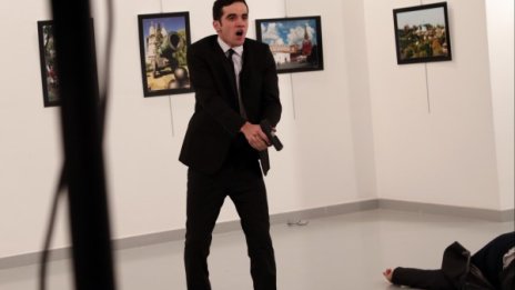 Убиецът стоял точно зад Карлов, точно като телохранител 