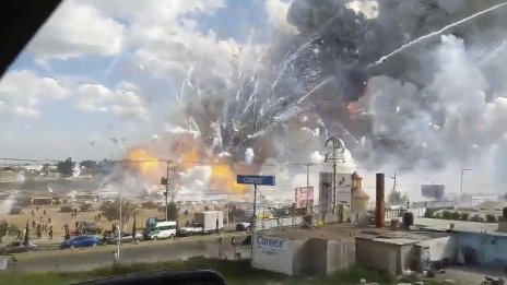 Ад в Мексико! 27 загинаха на пазар за фойерверки