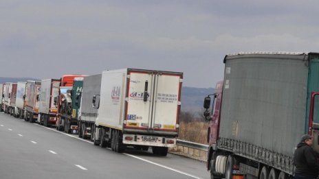 Предколедно: Спират камионите в петък следобед