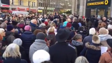 Стотици се събраха и пяха на мястото на атаката в Берлин