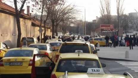 Над 200 таксита блокираха възлови булеварди в Пловдив