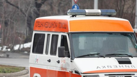 Тежка катастрофа край Микре, удариха се кола и автобус