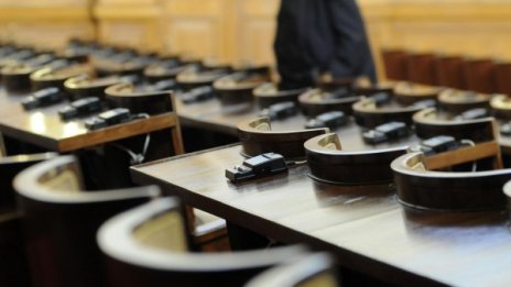 Наработиха се: Приеха набързо 10 закона и... хукнаха във ваканция