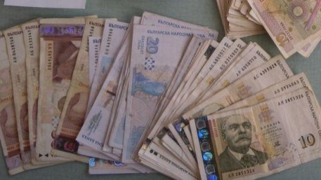 Касиерка в банка спря баба да даде 20 бона на апаши