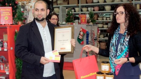 HomeMax раздава близо 600 кг мед на домове за стари хора