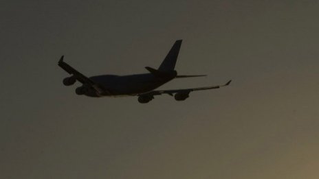 Двама заплашват да взривят либийски самолет