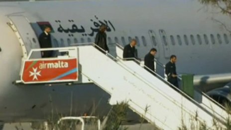 Край на драмата: Похитителите на либийския самолет се предадоха