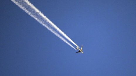 Руски самолет с военни и ансамбъл изчезна след излитането си