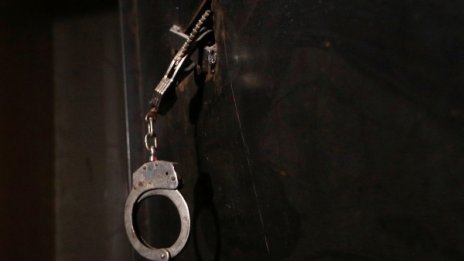 Арестуваха мъж, наръгал полицай в Бургас