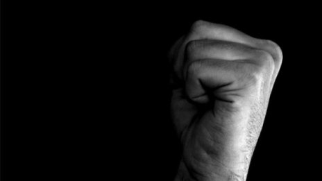 Жена бере душа, мъжът й я пребивал системно