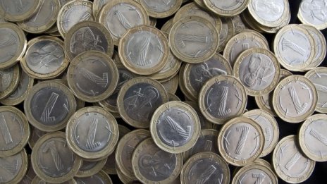 250 000 със запор на заплатите за Нова година