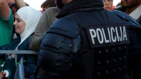 Двама мигранти загинаха, 10 са ранени при катастрофа в Сърбия 