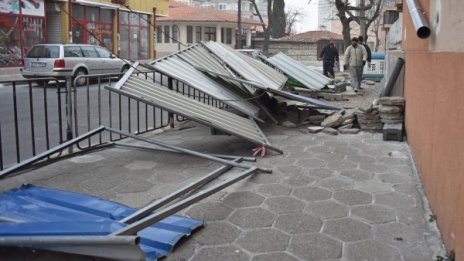 Паднали ограждения, кофи, мазилка &ndash; кадри от Сливен