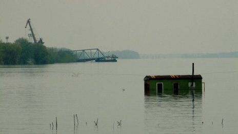 Два кораба заседнаха в плитчини край Белене