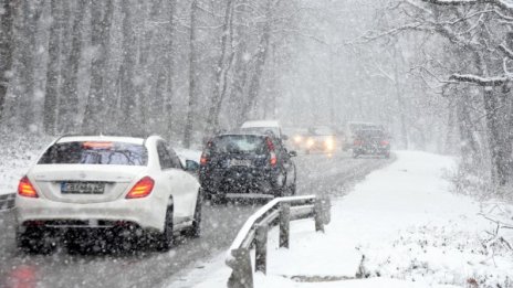 Времето днес: Сняг, поледици и северен вятър
