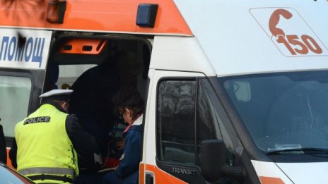Шофьор на ТИР се удари в мантинела, бере душа в болница 