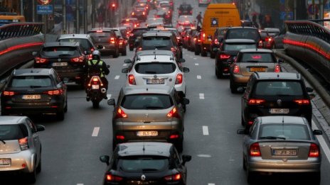 Който се учи – в I класа, останалите – отзад