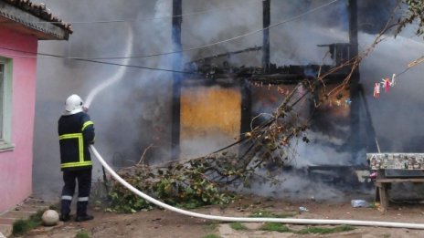 Пожар отне живота на двама души в плевенско село