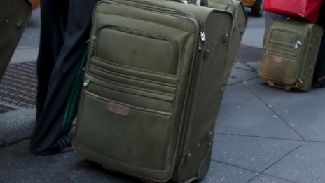 Челен опит от Испания: Крият бежанци в куфар