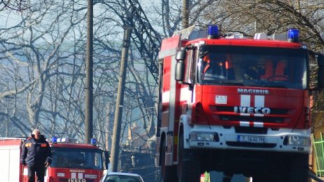 Тирове горяха на паркинг край Полски Тръмбеш