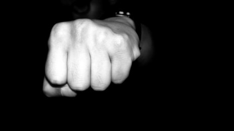 Среднощен екшън в Шумен: Нахълтват в къща, бият, грабят...