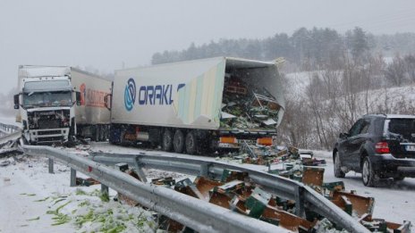 Три ТИР-а във верижна катастрофа край Харманли