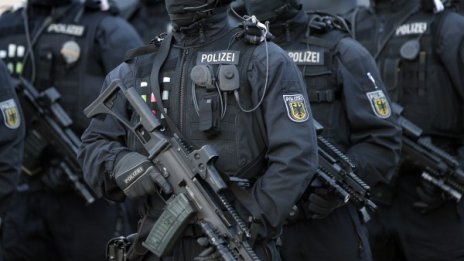 Застреляха мъж, нахлул в полицейски участък в Германия