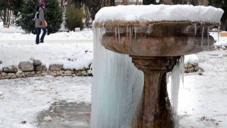 Времето утре: Сняг, вятър, градусите леко нагоре