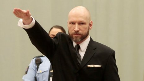 Андерш Брайвик влезе в съдебната зала с нацистки поздрав