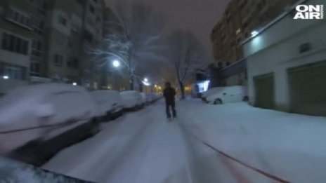 Радостта на скиорите: И софийските улици – ски писта
