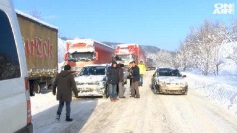 За повече от 20 часа: Шофьори блокирани на Хаинбоаз