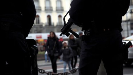 Арестуваха трима за тероризъм в Испания