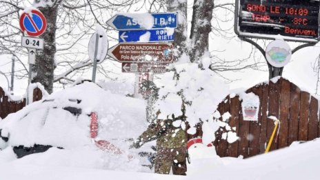 Трагедия след трусовете в Италия: Лавина затрупа хотел