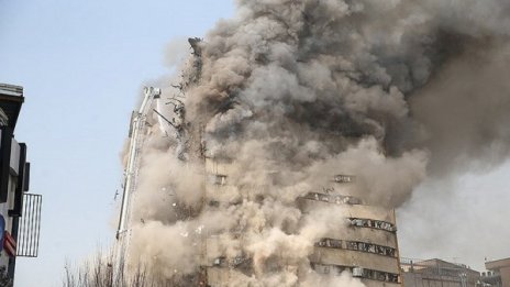 30 пожарникари загинаха при рухването на сграда в Техеран